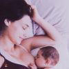 Débora Nascimento mostrou a filha, Bella, durante amamentação