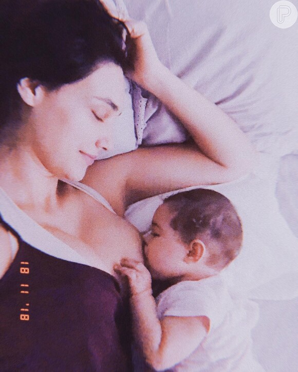 Débora Nascimento mostrou a filha, Bella, durante amamentação
