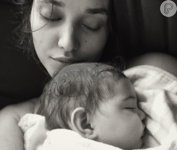Débora Nascimento não cansa de paparicar a filha, Bella, de 7 meses