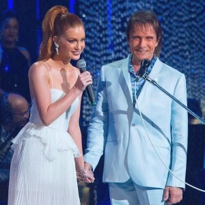 Marina Ruy Barbosa cantou a música 'Na Paz do Seu Sorriso' com Roberto Carlos