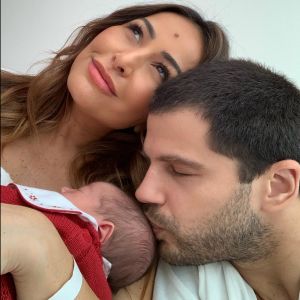 Sabrina Sato e Duda Nagle posaram com a filha, Zoe, e seguidores apontaram semelhanças com os pais famosos