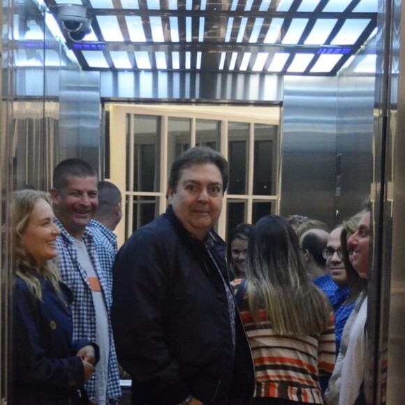 Faustão, Luciano Huck e Angélica divertiram os outros ocupantes do elevador, que caíram na gargalhada ao vê-los juntos
