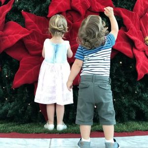 Teodoro, filho de Thais Fersoza, impressionou pela altura ao lado da irmã, Melinda, nesta segunda-feira, 10 de dezembro de 2018