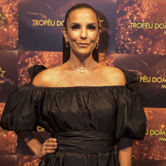 Ivete Sangalo usou blusa com decote ombro a ombro com mangas amplas no Troféu Domingão - Melhores do Ano 2018 neste domingo, 9 de dezembro de 2018