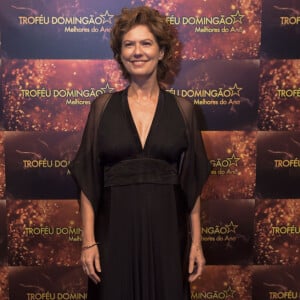 Patricia Pillar usou vestido preto com transparência nas mangas no Troféu Domingão - Melhores do Ano 2018 neste domingo, 9 de dezembro de 2018