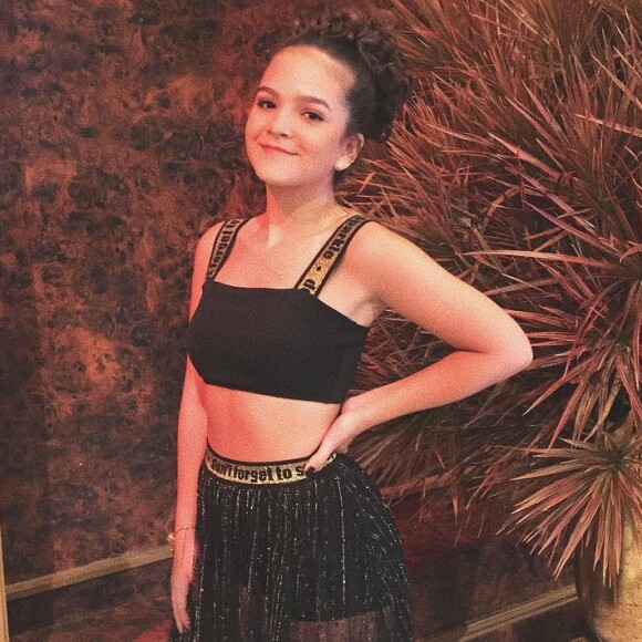 Mel Maia usou cropped e saia com brilho da marca Fruto