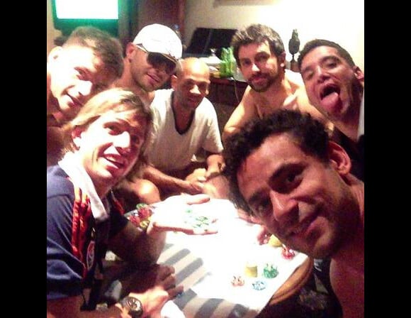 Fred posta foto ao lado de Diguinho, Rafael Sobis, Edinho, Carlinhos, Ricardo Berna e Thiago Neves. Os jogadores curtiram uma partida de pôquer depois da vitória do Fluminense sobre o Caracas pela Copa Libertadores, em 13 de fevereiro de 2013