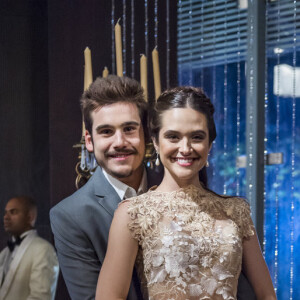 Nicolas Prattes e Juliana Paiva, casal em 'O Tempo Não Para', gravaram em Copacabana no fim de semana