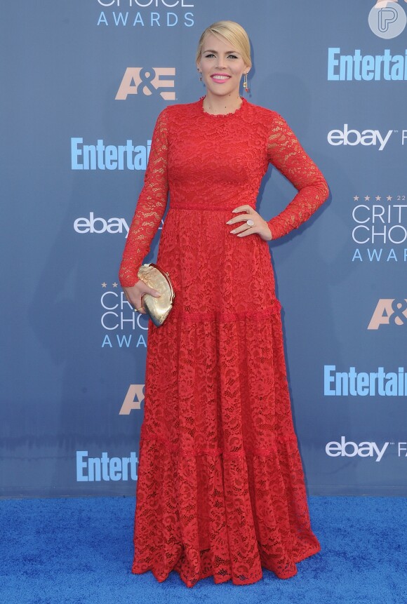 Busy Phillips veste Martha Medeiros. A atriz cruzou o tapete azul do Critics' Choice Awards usando um vestido vermelho da estilista brasileira, expert em renda