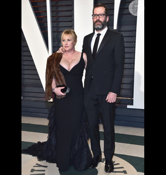 Patricia Arquette vestiu um longo preto com renda nas laterais criado por Martha Medeiros, para a a festa pós-Oscar, promovida pela Vanity Fair
