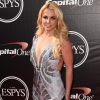 Britney Spears escolheu um vestido com decote profundo e detalhe de franjas na barra, de Davidson Zanine, para o ESPYs Awards de julho de 2015