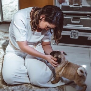 Marcelina, uma cadela da raça Pug, é o novo xodó de Naiara Azevedo