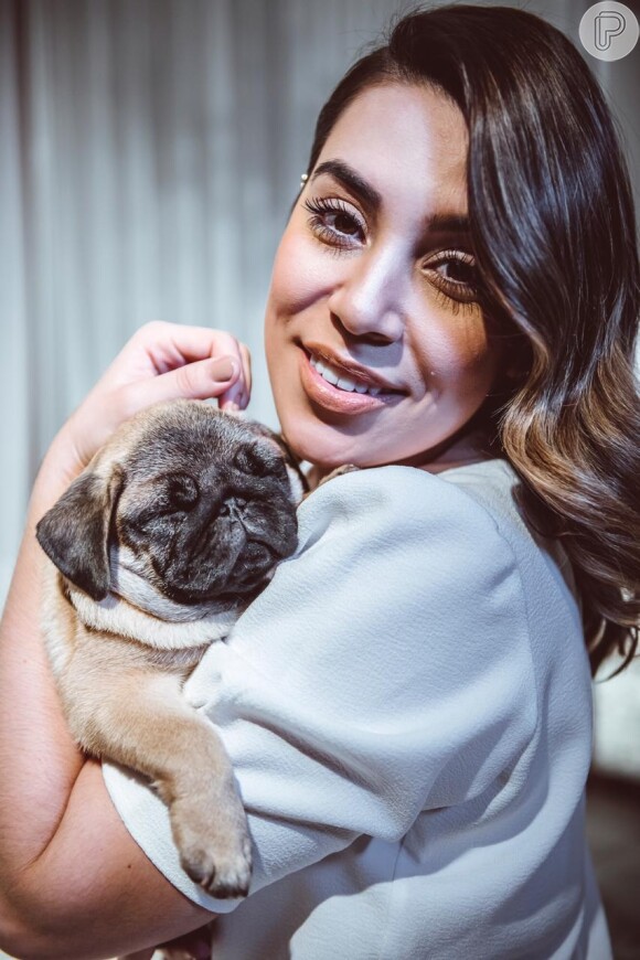 Naiara Azevedo ganhou uma cadela da raça Pug de uma fã de São Paulo