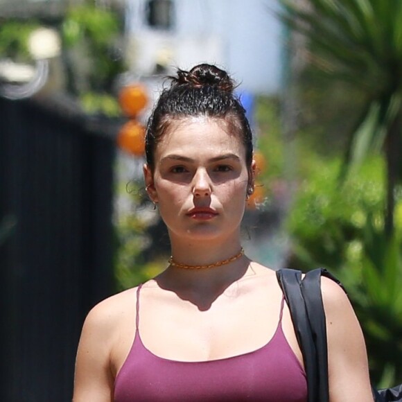 Isis Valverde estava usando um colar de âmbar ao deixar a academia