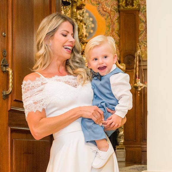 Karina Bacchi posa com o filho, Enrico, no colo durante o casamento religioso