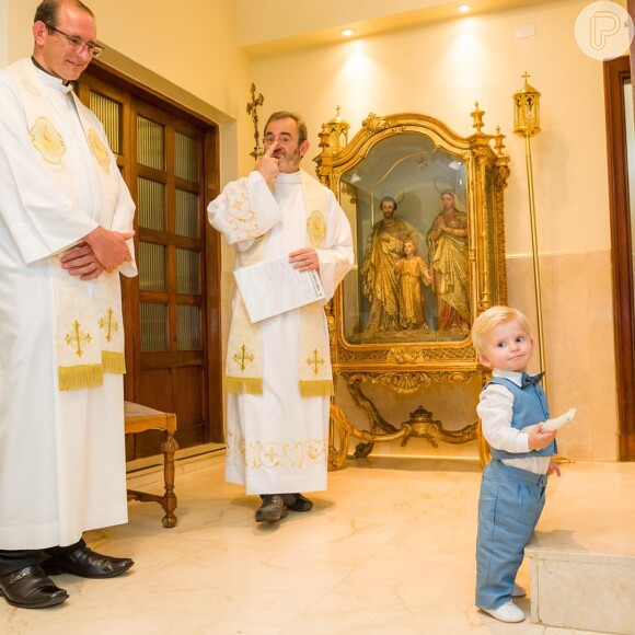 Enrico, filho de Karina Bacchi, posa perto dos padres responsáveis pela cerimônia de casamento, Antonio Dubena e  Michelino Roberto 