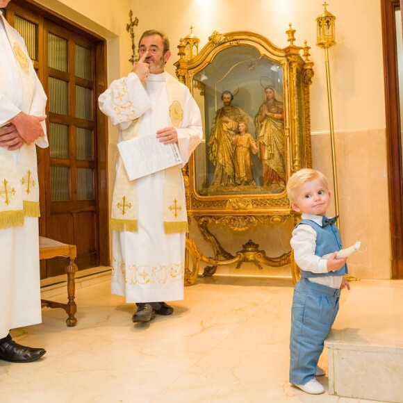 Enrico, filho de Karina Bacchi, posa perto dos padres responsáveis pela cerimônia de casamento, Antonio Dubena e  Michelino Roberto 