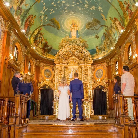 Karina Bacchi e Amaury Nunes reuniram amigos íntimos e familiares na cerimônia religiosa