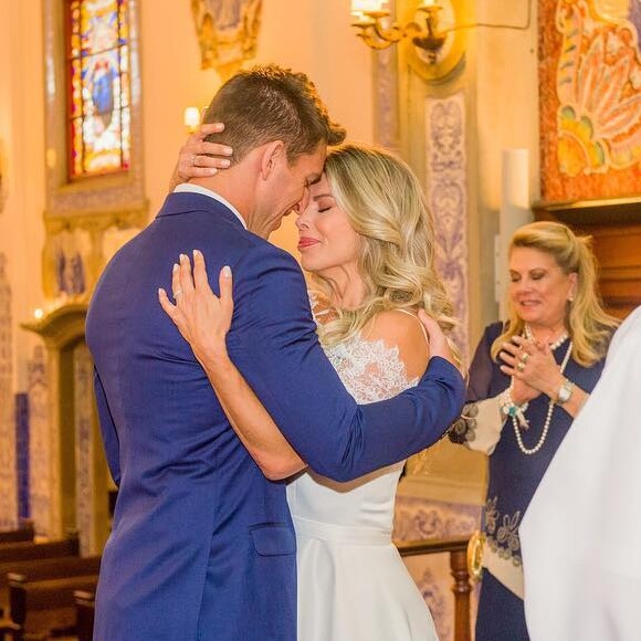 Karina Bacchi e Amaury Nunes se emocionaram durante a cerimônia religiosa em São Paulo