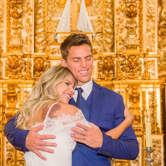 Karina Bacchi e Amaury Nunes se abraçam durante a cerimônia de casamento religioso