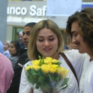 Em novembro, Sasha Meneghel foi recebida com flores pelo namorado, Bruno Montaleone