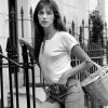 Jane Birkin e seu estilo atemporal: jeans + camiseta + straw bag