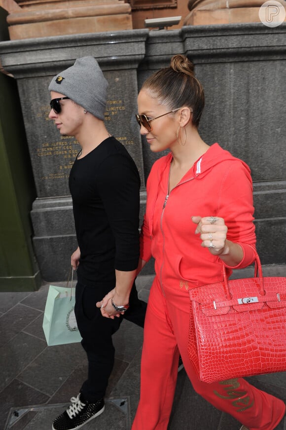Jennifer Lopez impecável em look total red com sua bolsa Hèrmes