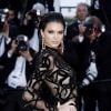 Kendall Jenner: visual "cabelo molhado" e transparência bem femme fatale