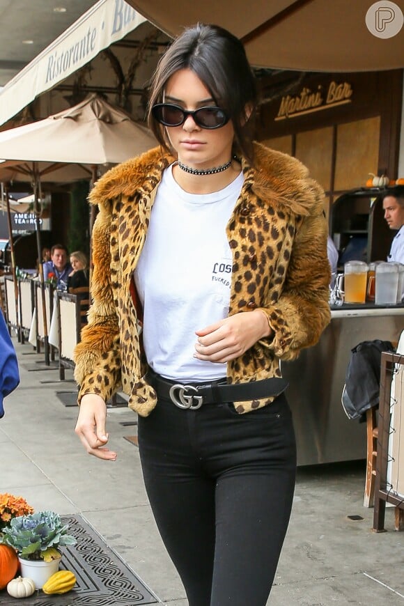 Kendall Jenner: basiquinha, mas nem tanto! O animal print dá um toque especial ao look.