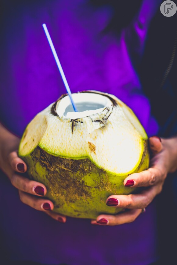 A ingestão de água de coco também é uma boa opção para quem enfiou o pé na jaca na ceia! Ela é rica em vitaminas, minerais, aminoácidos, carboidratos e antioxidantes!