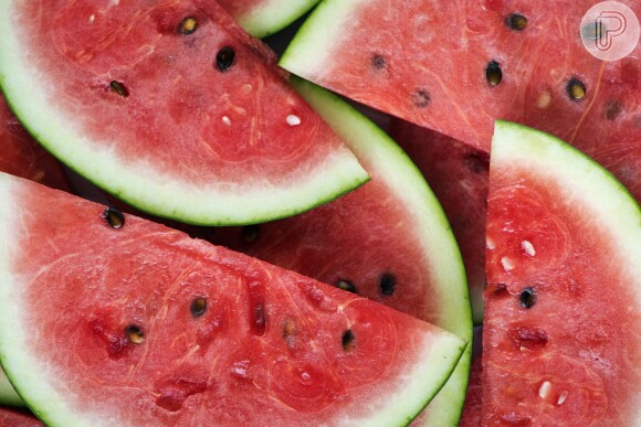 "Frutas ricas em água como a melancia ajudam a manter o corpo hidratado, vale inclui-la no cardápio do dia 25", conta a nutricionista