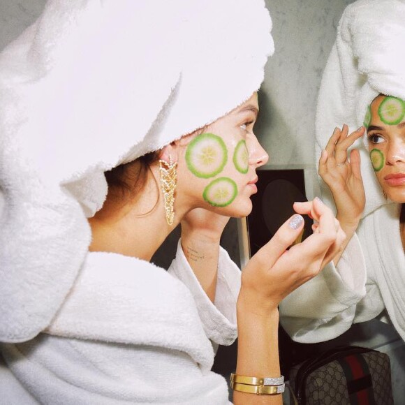 Bruna Marquezine faz ensaio com pepinos e roupão para se anunciar como nova estrela de marca de joias