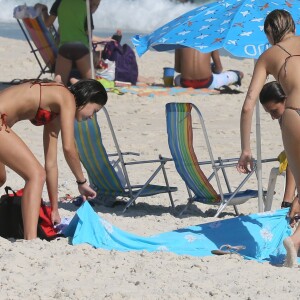 Sasha Meneghel arruma canga na praia com amigas