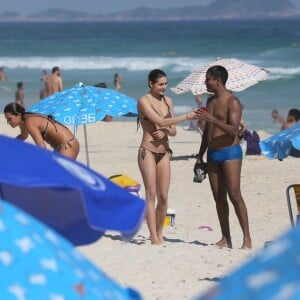 Sasha Meneghel devolve o celular para o fã após fazer uma foto com ele na praia