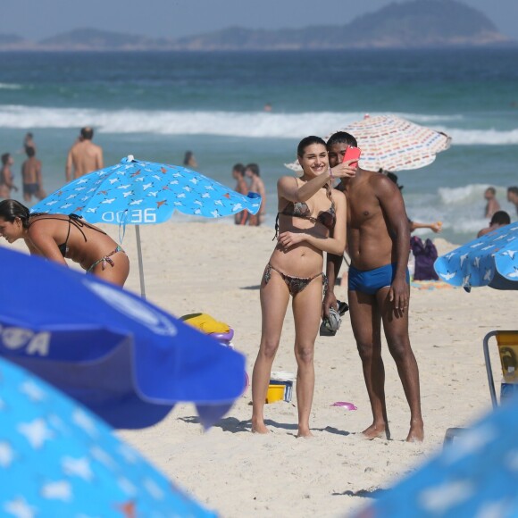 Sasha Meneghel recebe pedido de foto ao ir à praia com amigas