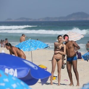 Sasha Meneghel posa para selfie com admirador em tarde na praia