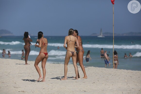 Sasha Meneghel se divertiu na companhia de amigas na praia da Barra da Tijuca