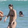 Sasha Meneghel não abriu mão de entrar no mar no dia de praia no Rio