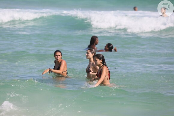 Sasha Meneghel entrou no mar com amigas em dia de praia