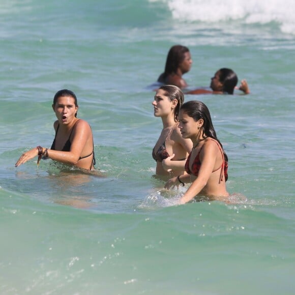 Sasha Meneghel entrou no mar com amigas em dia de praia