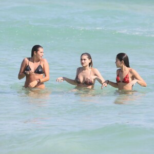 Sasha Meneghel se divertiu no mar com amigas nesta terça (18)