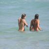 Sasha Meneghel não dispensou um mergulho na praia da Barra da Tijuca