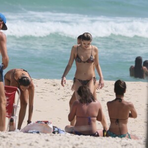 Sasha Meneghel, de volta ao Rio, curte dia de praia na companhia de amigas