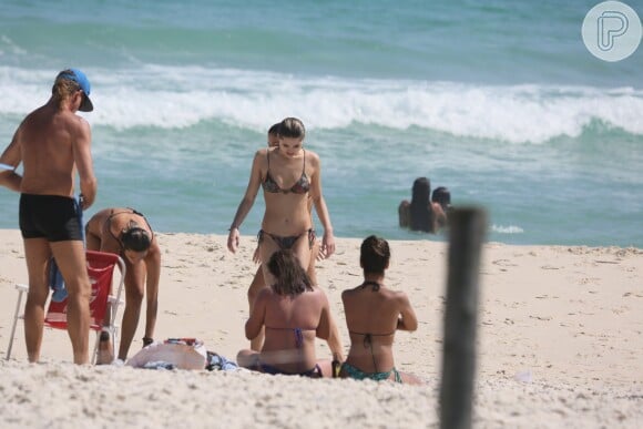 Sasha Meneghel, de volta ao Rio, curte dia de praia na companhia de amigas