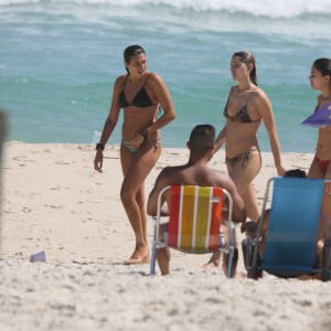 Sasha Meneghel foi clicada na praia da Barra da Tijuca, zona Oeste do Rio de Janeiro