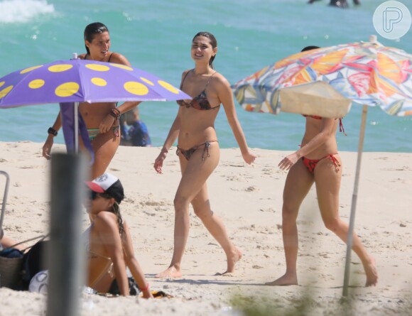 Sasha Meneghel, de volta ao Rio, curte dia de praia com amigas nesta terça-feira (18)