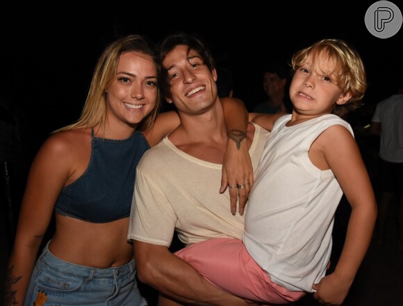 Carol Dantas ganhou comentário de Neymar em foto com filho, Davi Lucca, e o namorado, Vinicius Martinez, nesta quinta-feira, de 20 de dezembro
