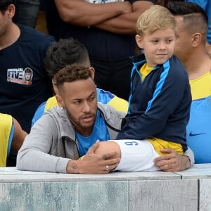 Neymar mantém boa relação com a mãe do filho, Davi Lucca