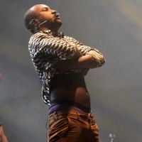 Thiaguinho levanta a camisa em show e sensualiza para fãs, em Florianópolis