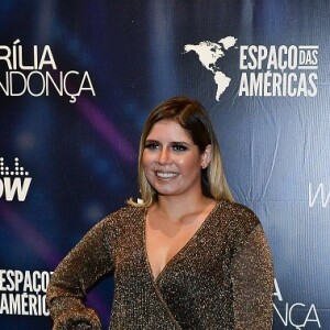 Marília Mendonça usou o tom metalizado também na maquiagem